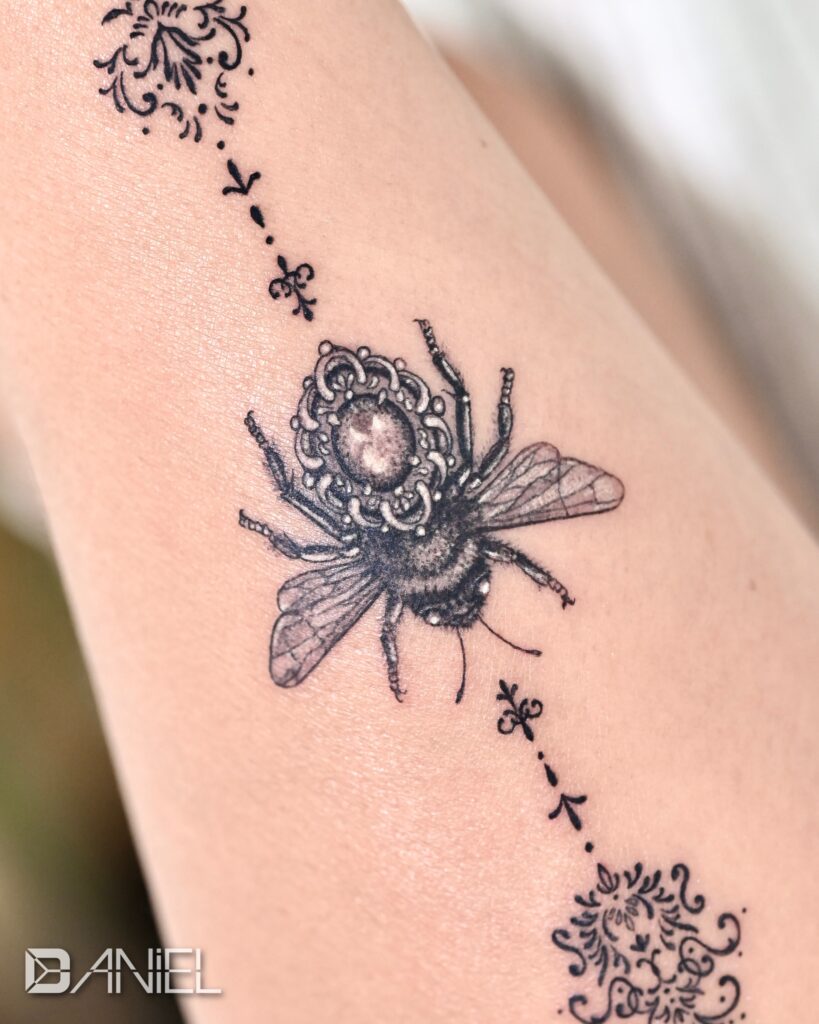 jewely bee tattoo Daniel 02