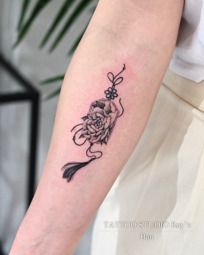 charm with peony tattoo ban 02