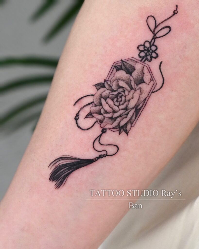 charm with peony tattoo ban 03