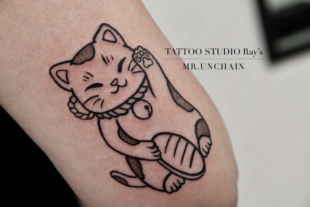 waving cat tattoo uc
