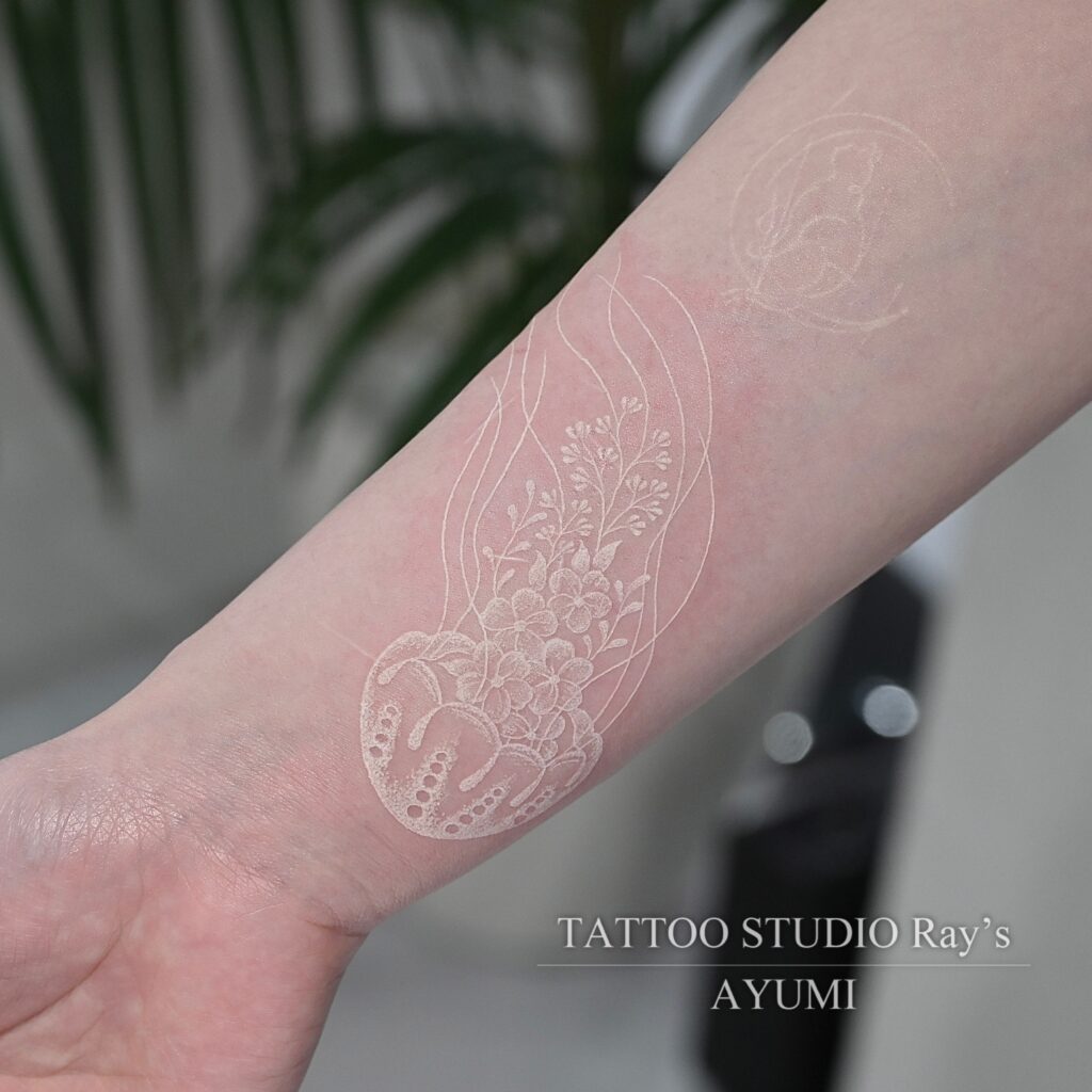 white jellyfish tattoo ayumi 02