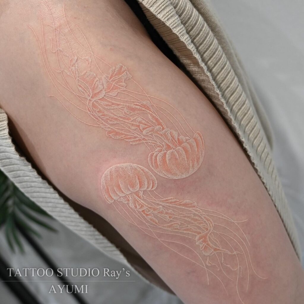 white & orange jellyfish tattoo ayumi 02